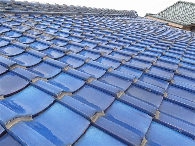 山県市の瓦屋根の点検で瓦の劣化やズレを確認、瓦専用のボンドで固定されていた